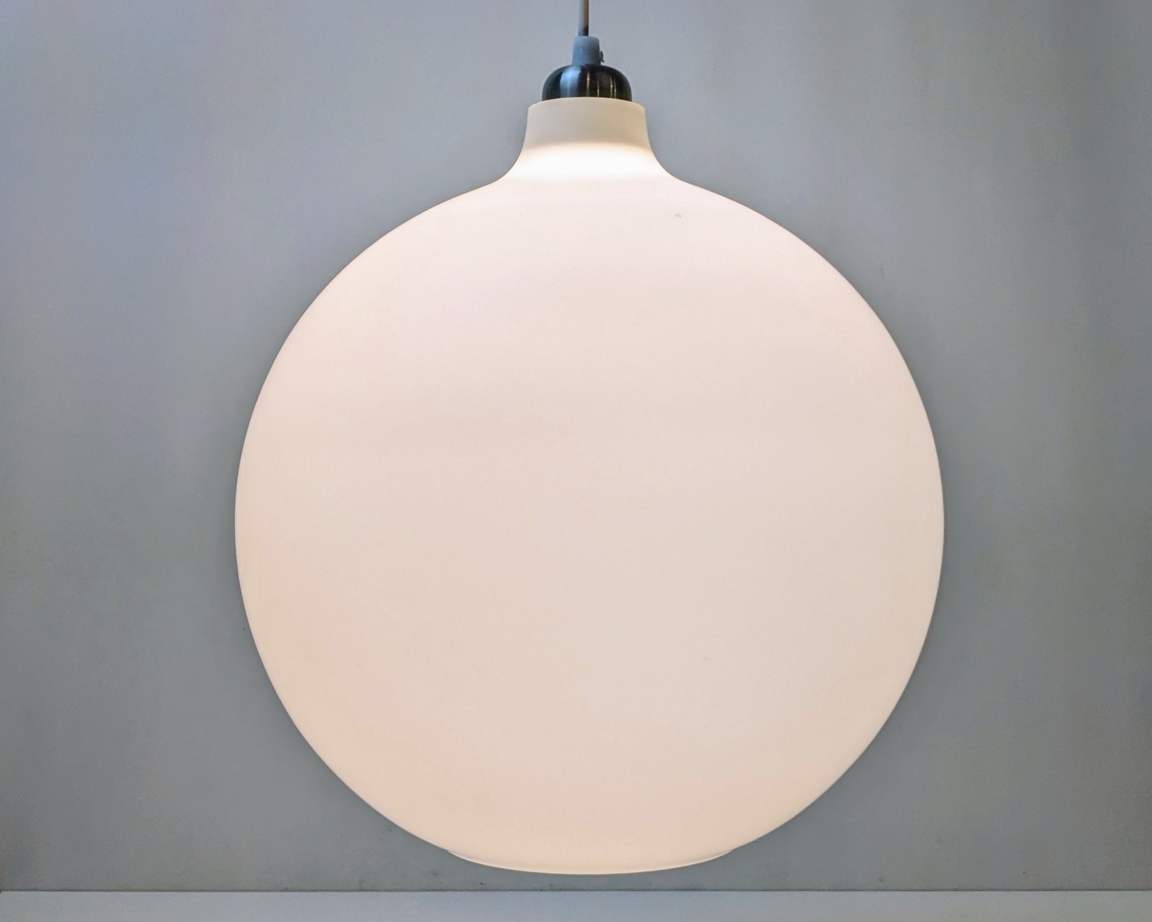 Louis Poulsen glaspendel. Vilhelm Wohlert 1959. Upcyclet med andet ophæng og nyt el. Ø30. Made in Denmark. Læs mere. – produktbillede 2 – Loftlamper