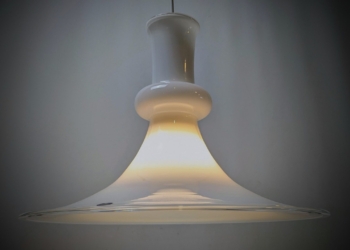 Holmegaard Etude lampe i opalglas med nyt el. (Ø39,5.) Formgiver Michael Bang 1980. Stykpris. Denne enkelte vare sendes ikke.
