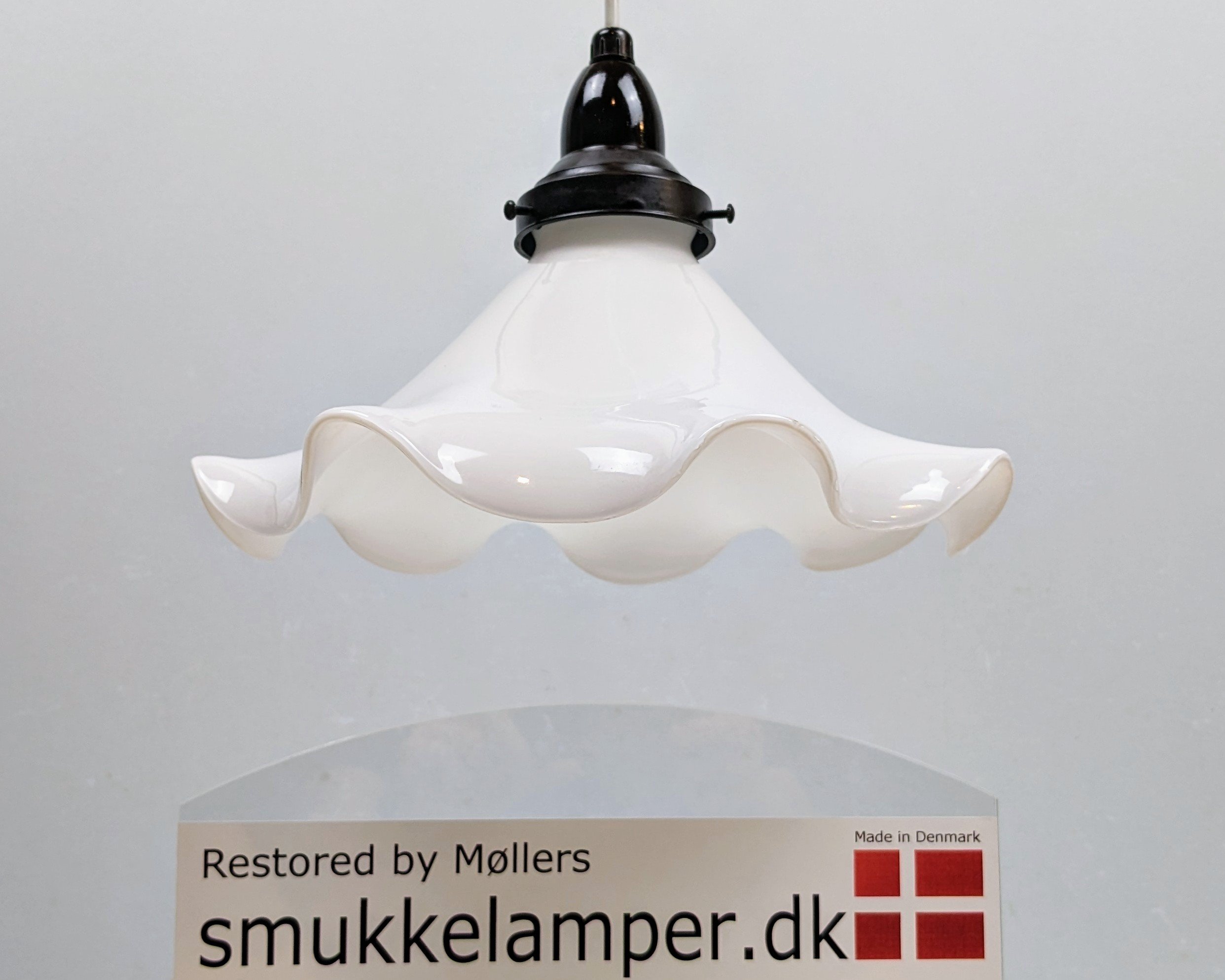 Smuk antik opalglas fra 1940. Slørglas med original bakelit fatning og ophæng. Ny ledning. Ø27. Læs mere. – produktbillede 2 – Hvide og neutrale stilfulde