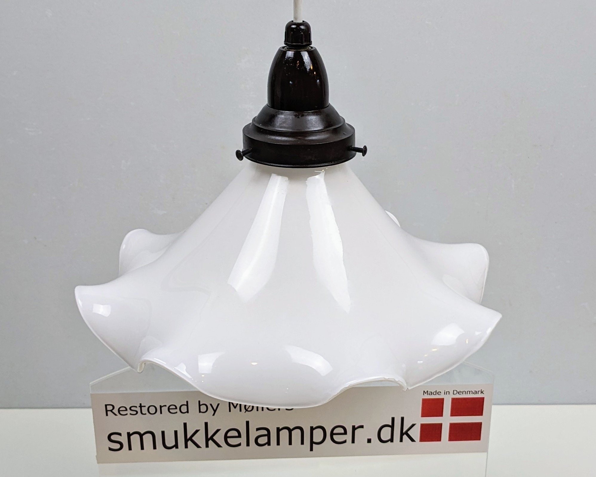 Smuk antik opalglas fra 1940. Slørglas med original bakelit fatning og ophæng. Ny ledning. Ø27. Læs mere. – produktbillede 1 – Hvide og neutrale stilfulde