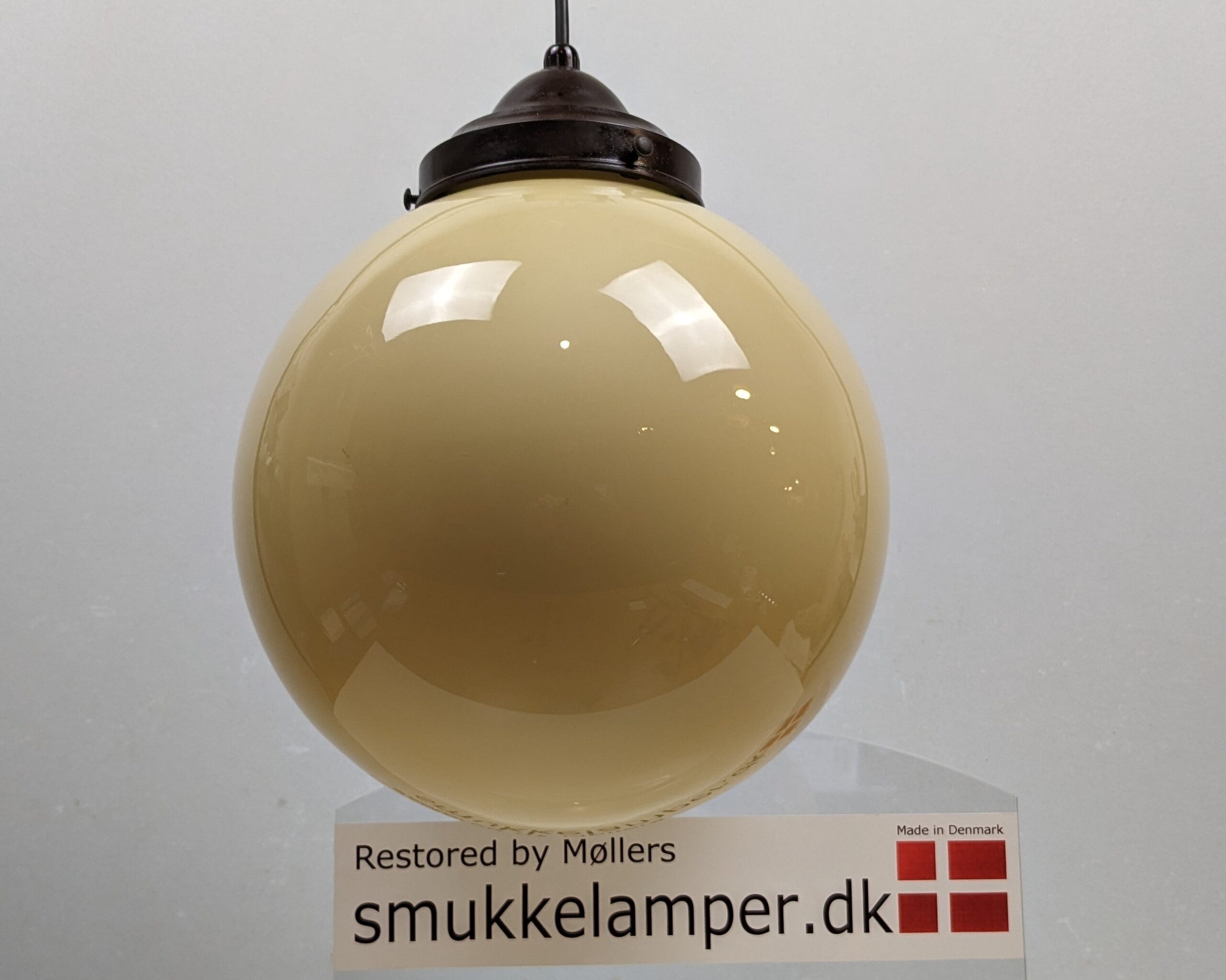 Antik kuglependel med bakelit ophæng. Ø25. Sandfarvet glas. Stor. Nyt el. Ca 1940. Læs mere. – produktbillede 3 – Kuglependler