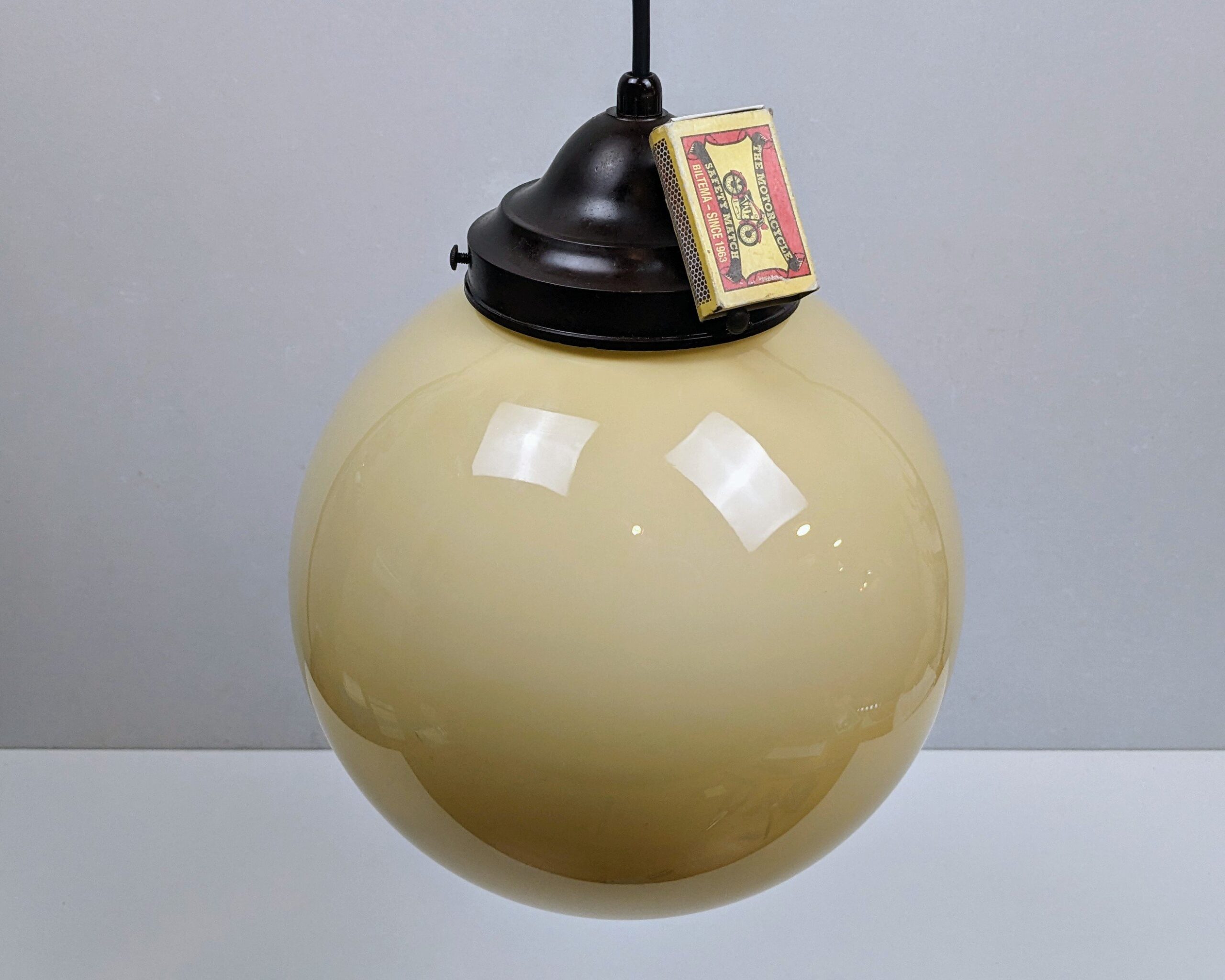 Antik kuglependel med bakelit ophæng. Ø25. Sandfarvet glas. Stor. Nyt el. Ca 1940. Læs mere. – produktbillede 2 – Kuglependler