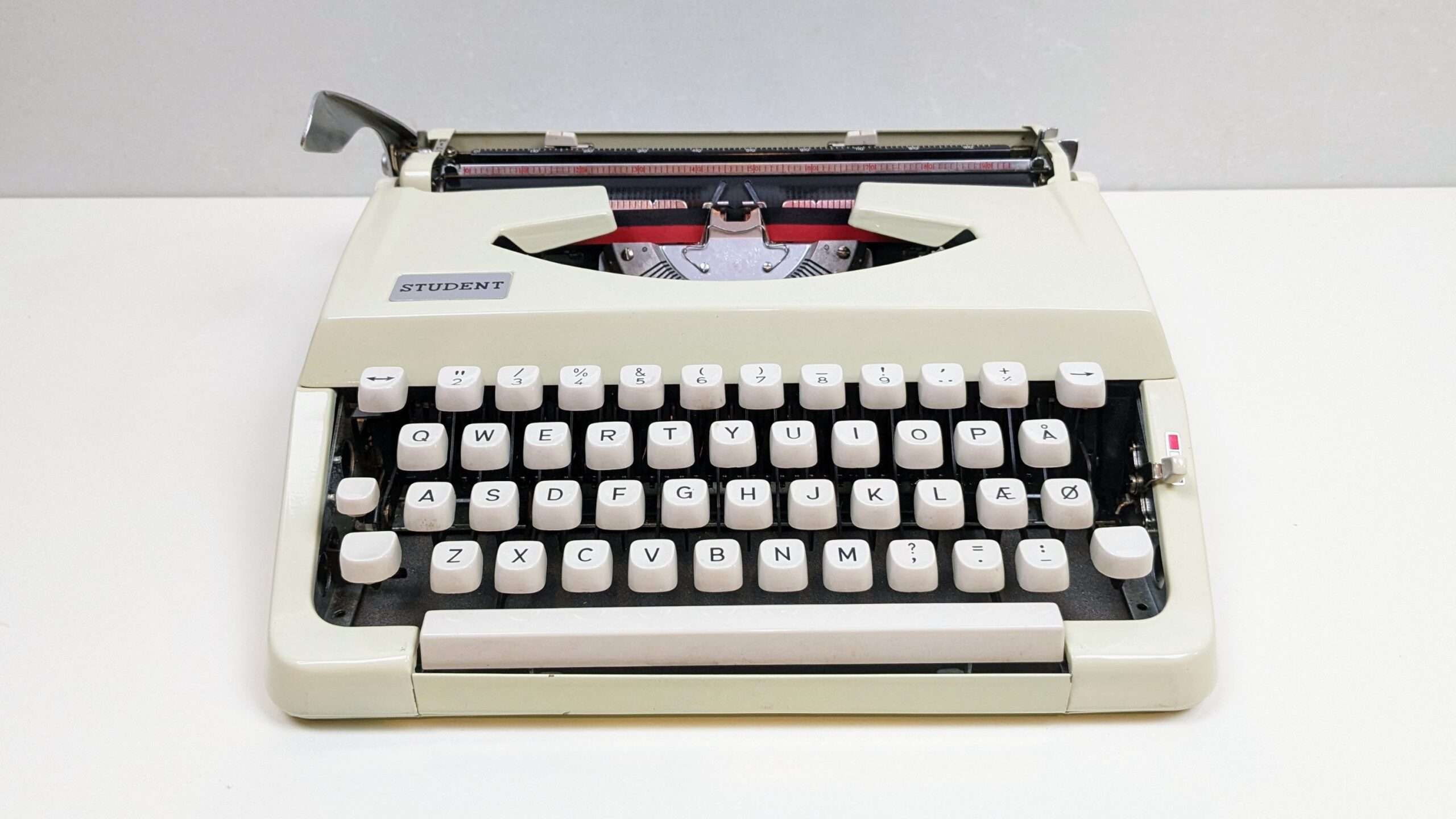 Sjælden Student skrivemaskine i original Beige. 1970. Renset og serviceret med nyt farvebånd. Læs mere – Vintage Lamper
