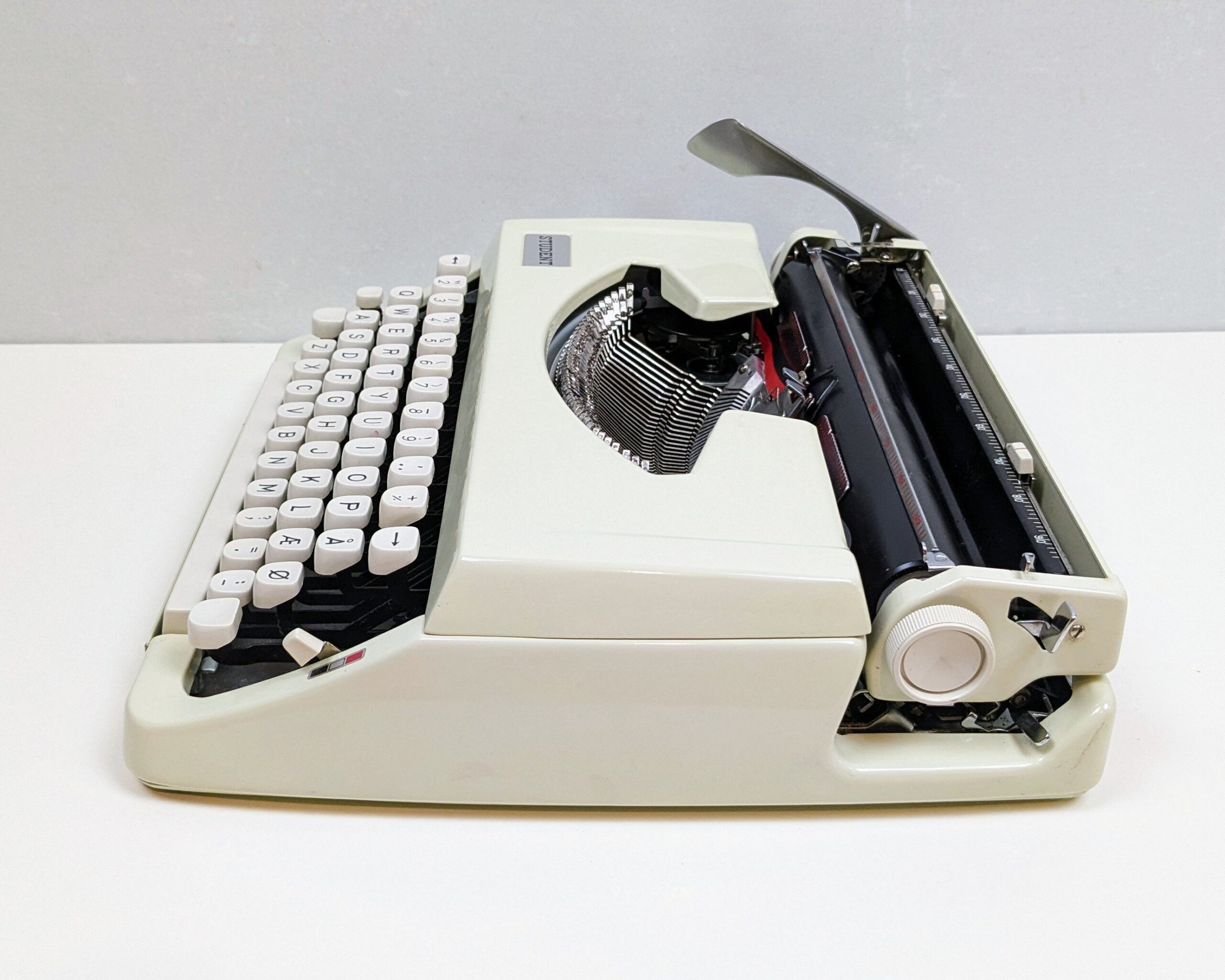 Sjælden Student skrivemaskine i original Beige. 1970. Renset og serviceret med nyt farvebånd. Læs mere – produktbillede 1 – Vintage Lamper