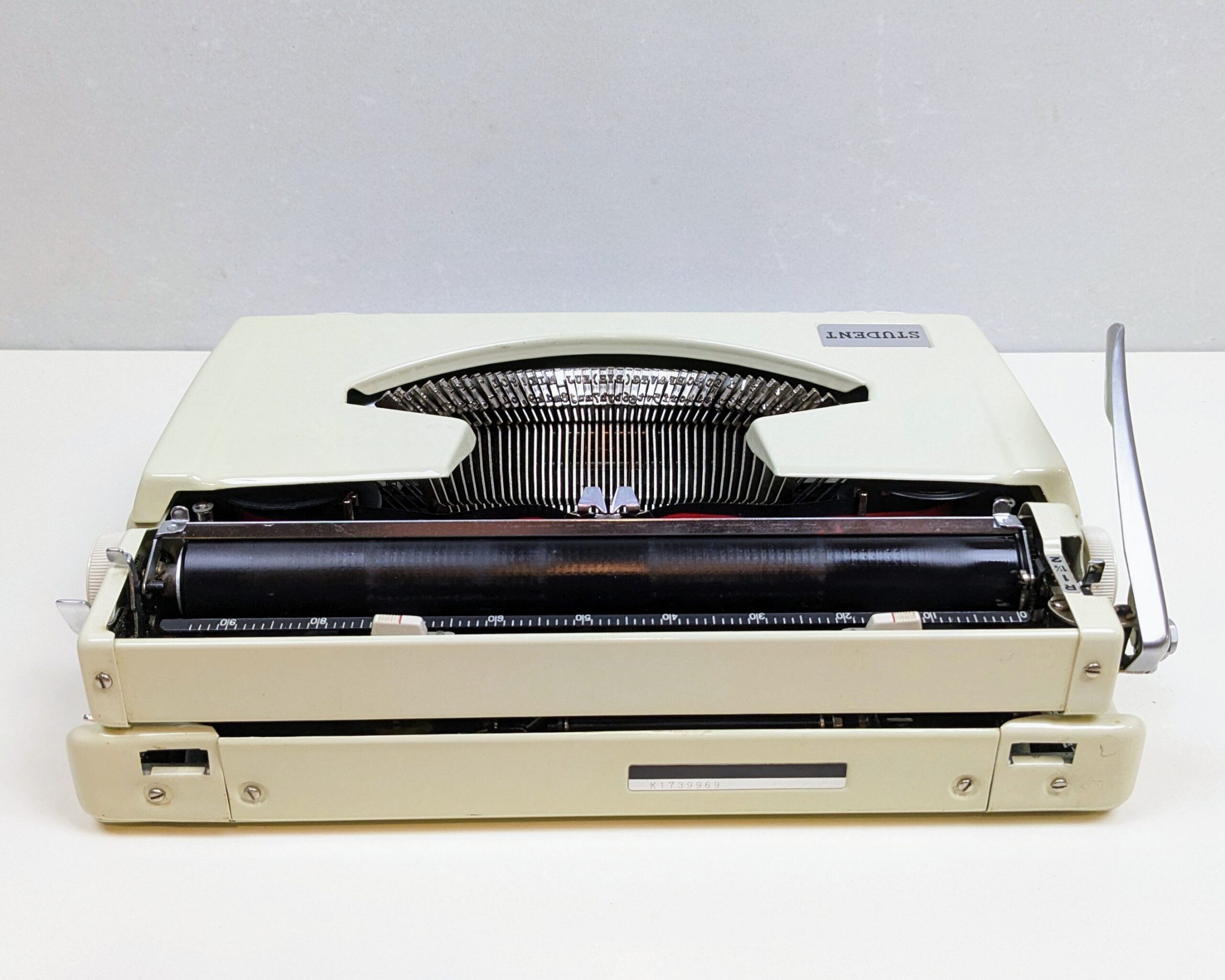 Sjælden Student skrivemaskine i original Beige. 1970. Renset og serviceret med nyt farvebånd. Læs mere – produktbillede 2 – Vintage Lamper
