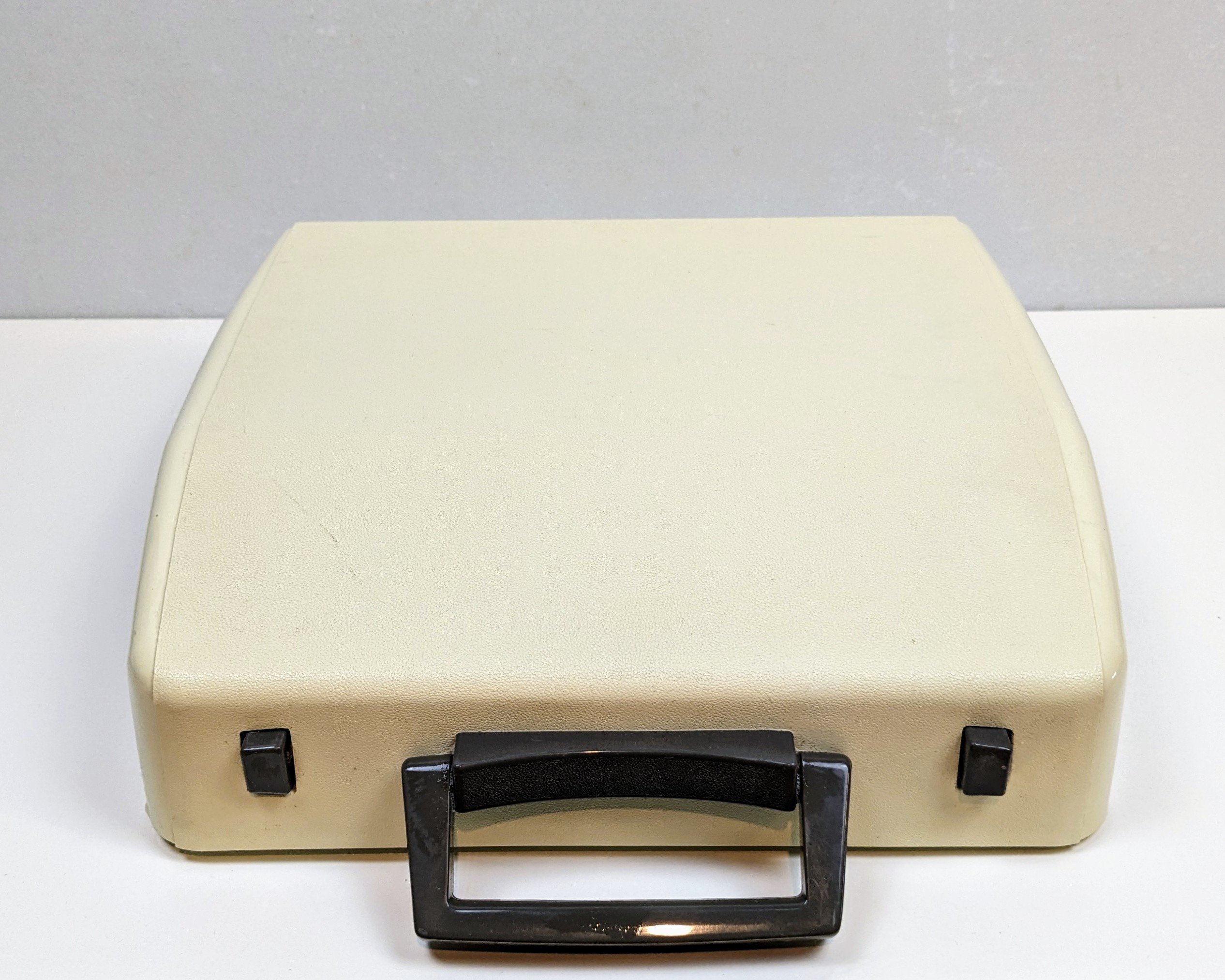 Sjælden Student skrivemaskine i original Beige. 1970. Renset og serviceret med nyt farvebånd. Læs mere – produktbillede 4 – Vintage Lamper