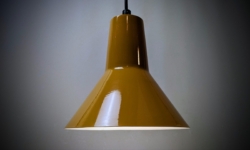 Danish design 1970. Lyskær Belysning Ø19. Solsikke gul. Alt el er nyt. Sjælden og stilren klassisk køkkenlampe.