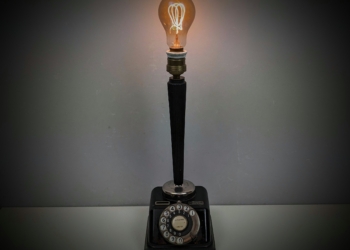 Antik Telefon fra Automatic København. Upcyclet til bordlampe. Højde 38 cm. Alt el er nyt. Læs mere.