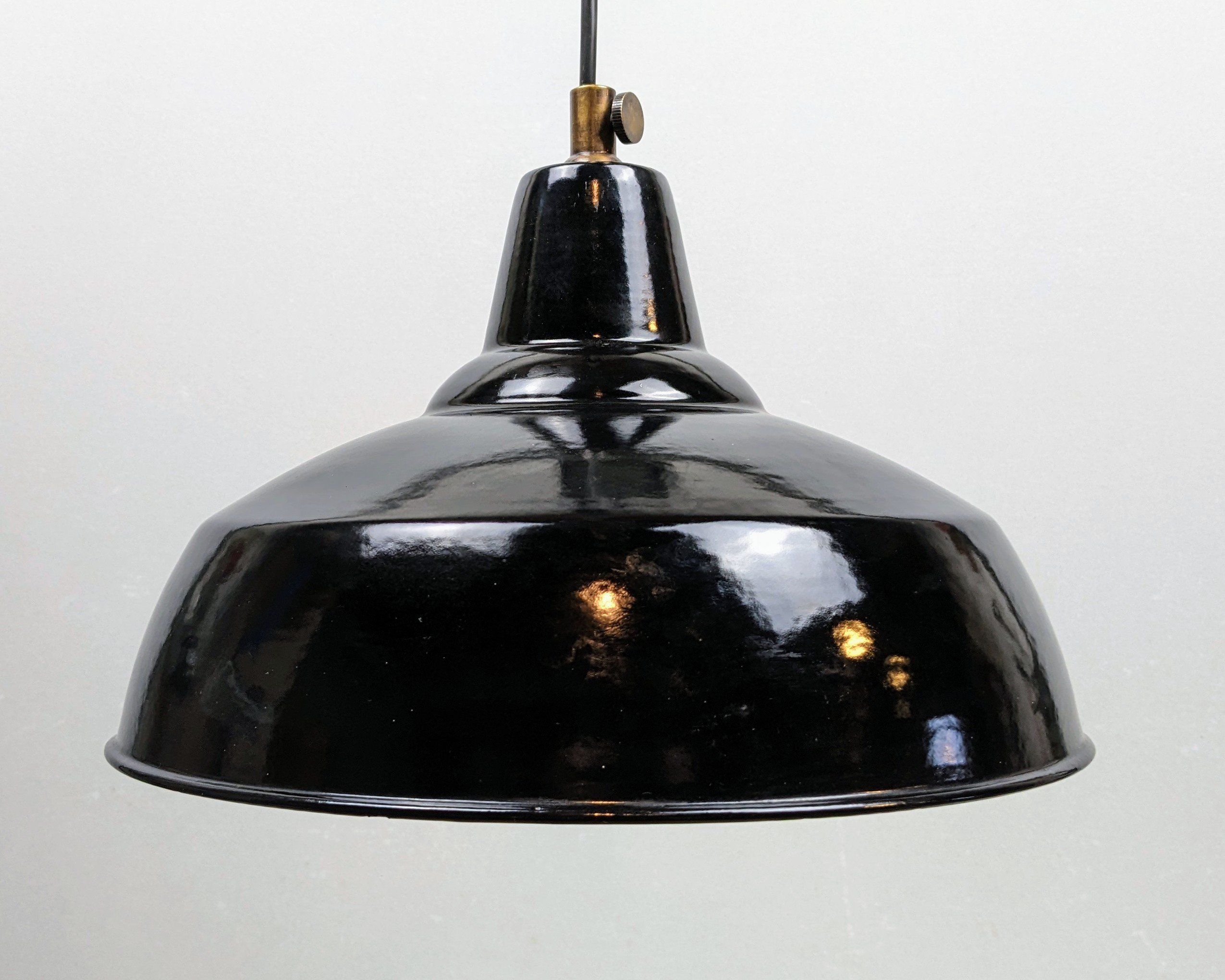 Bauhaus industri lampe 1950. Emalje. Ø30. Excellent condition. Nyt el. – produktbillede 2 – Design ikoniske lamper til spisestuen
