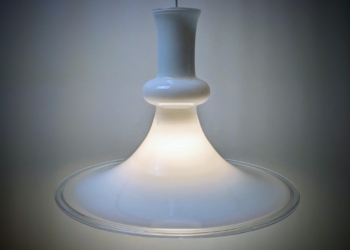 Holmegaard Etude lampe i opalglas med nyt el. (Ø39,5.) Formgiver Michael Bang 1980. 2 cm klart glas yderkant. Kun klik og hent/ pickup only.