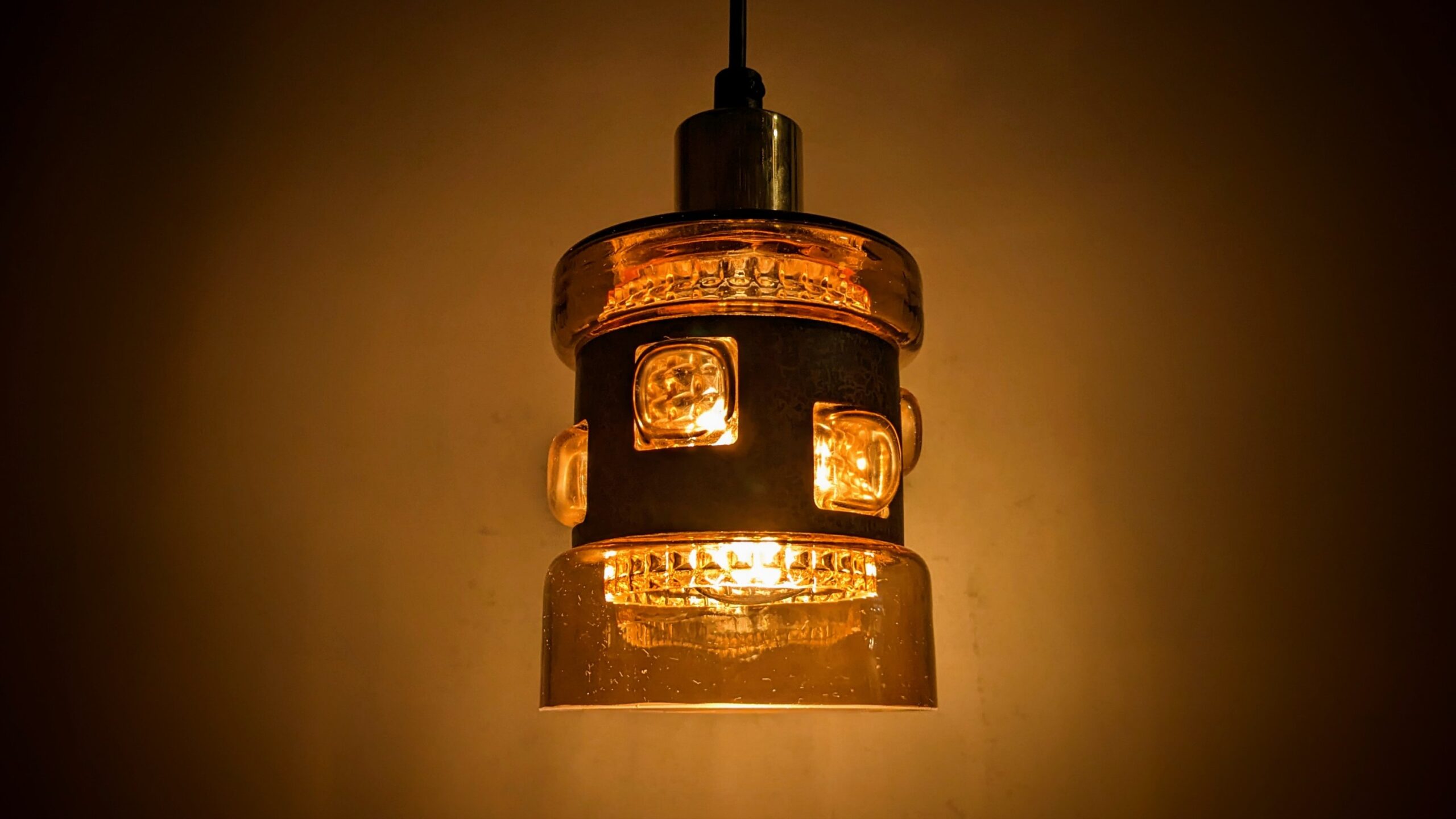 Svensk eksklusiv loftlampe fra 1970. Flygfors Glasværk. Victor Bernt design. Nyt el. Nypoleret messing. Ø11,5 – Loftlamper