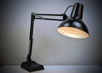 Luxo LX arkitekt lampe. Sort med bordfod. I flot stand. 80 cm arm.