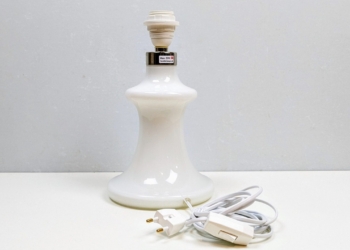 Holmegaard opalglas bordlampe fra 1980. Model Besigue. 30 cm høj. Alt el er nyt.