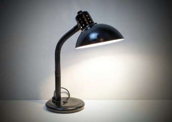 Fransk Aluminor bordlampe fra 1980. Made in France. Højde 36 cm.