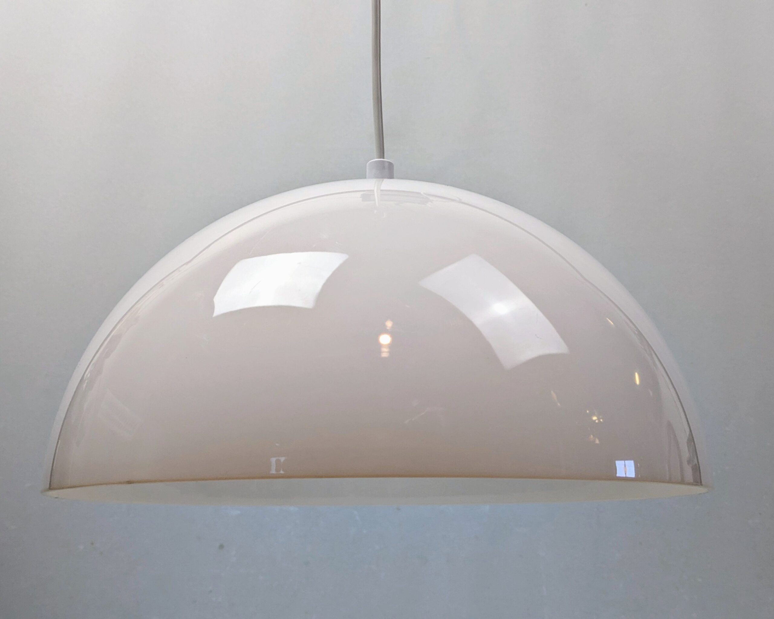 Panthella – Verner Panton akryl skærm – Louis Poulsen. Upcyclet til loftlampe. Nyt el. Ø32. – produktbillede 2 – Hvide og neutrale stilfulde