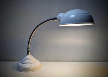 Svensk industri bordlampe. 1990. Gennem restaureret. HVID. Design José de Cavantes for Excel. 25 cm arm