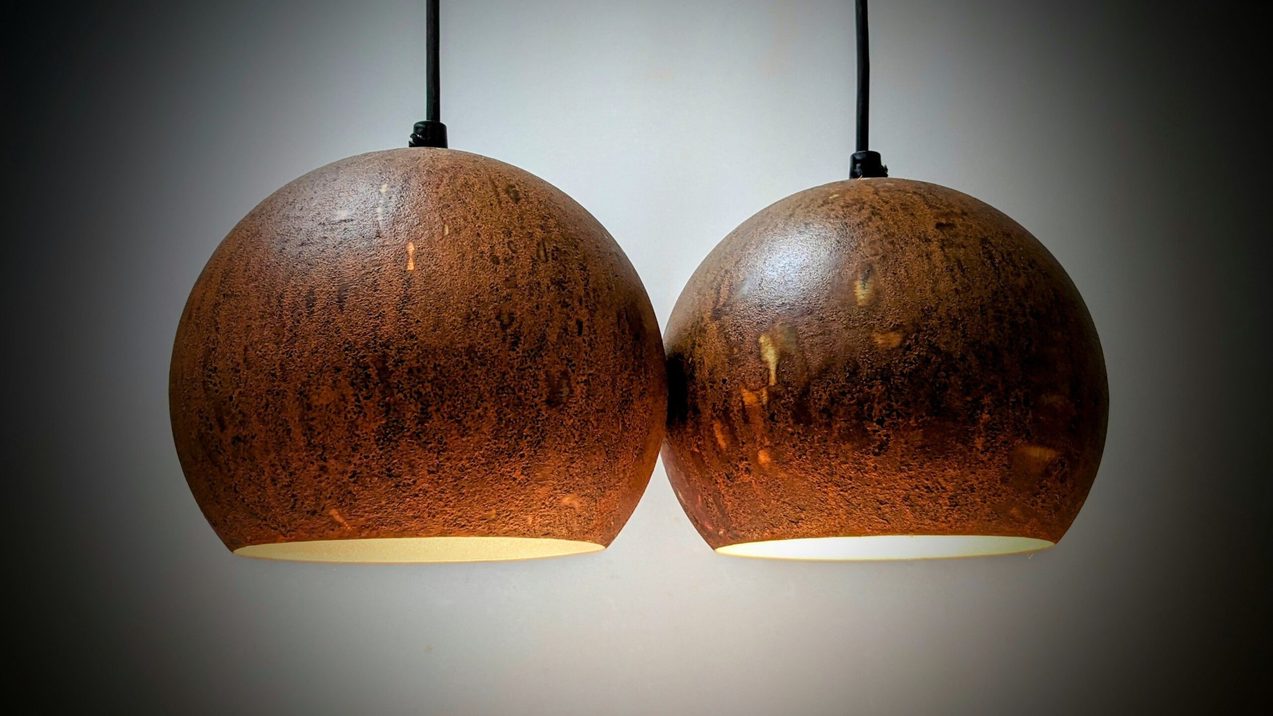 Sæt med 2 upcyclede Frandsen pendler. Nyt el. Model Stråsø. Raw rust. Ø18. Læs mere.