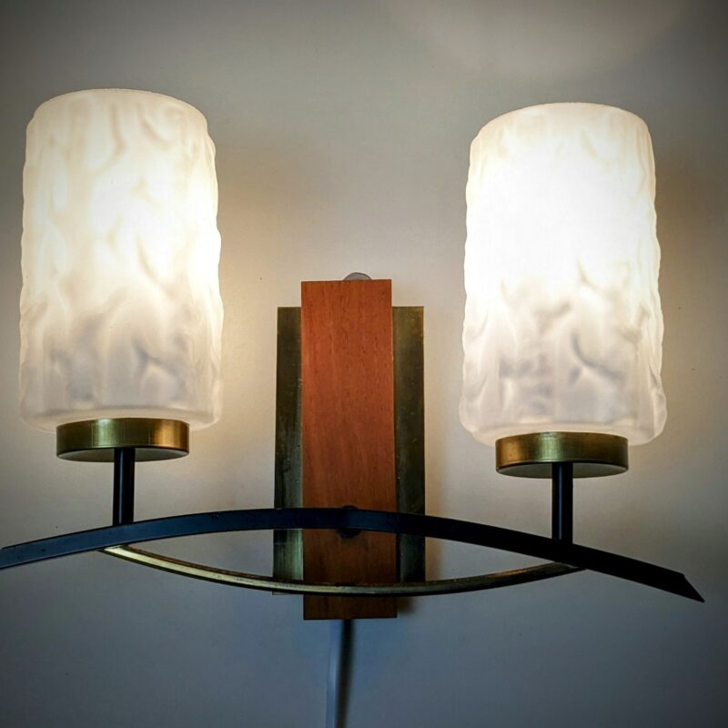 Smuk lille væglampe til entreen. 1960. Soft Ice glas. 28x 22. Delvist nyt el.