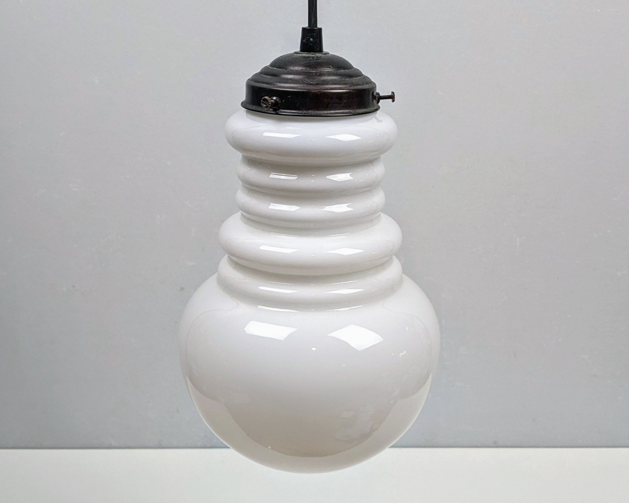 Antik mellem stor opaline glas pendel. Nyt el. Ophæng i messing. 1940. 18 x 27 cm – produktbillede 1 – Loftlamper