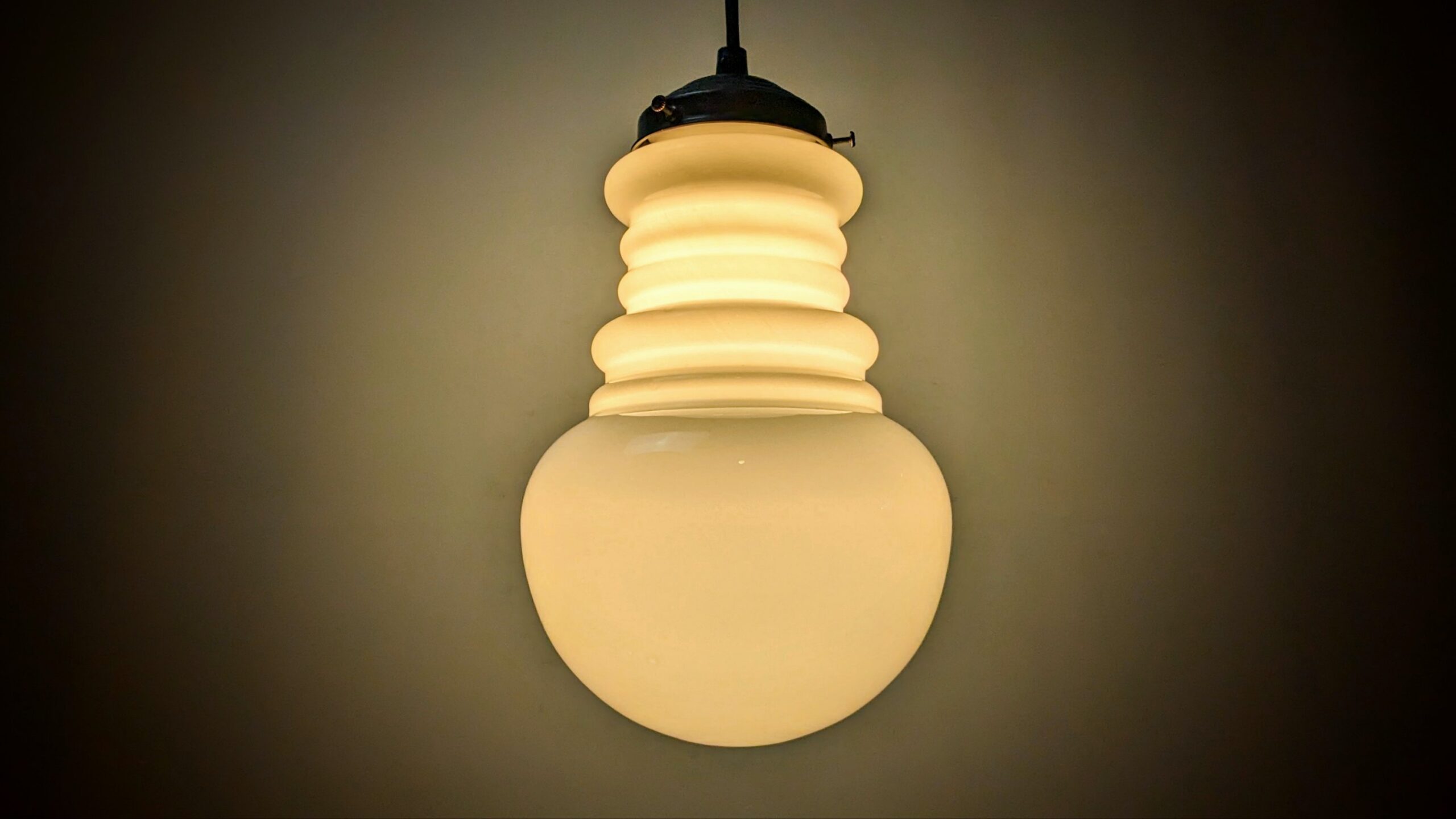 Antik mellem stor opaline glas pendel. Nyt el. Ophæng i messing. 1940. 18 x 27 cm – Loftlamper