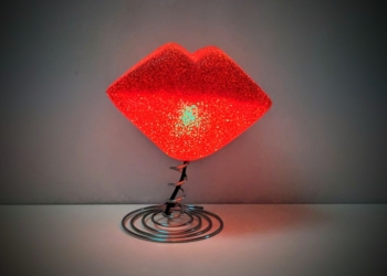 Original “Kys” lampe fra 1980. I flot stand.