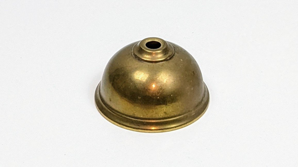 Antik top til skjult fatning og som top på lampeglas. Ø79 mm. Messing. Stykpris. Læs mere.