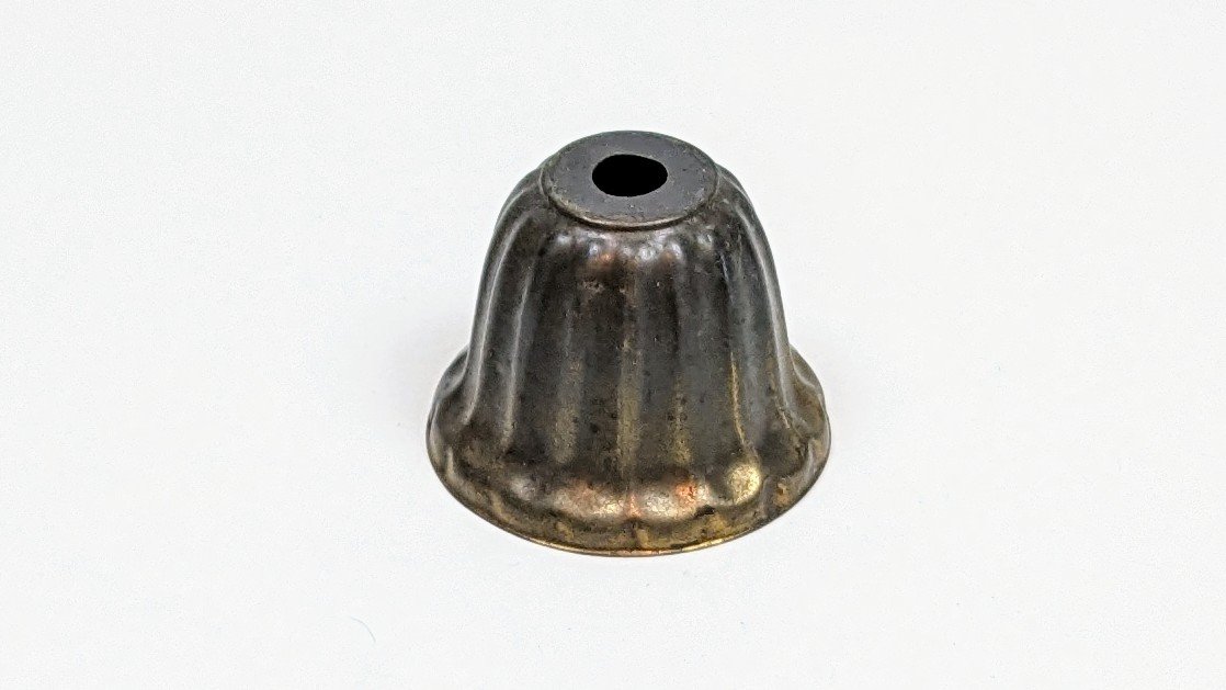 Antik top til skjult fatning og som top på lampeglas. Ø58 mm. Messing. Stykpris. Læs mere.