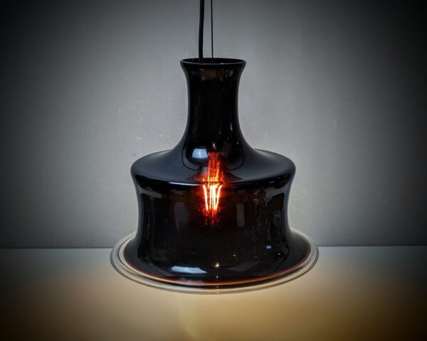 Holmegaard Sonate lampe Ø27. Design Michael Bang 1980. Nyt el. Aubergine farvet glas.