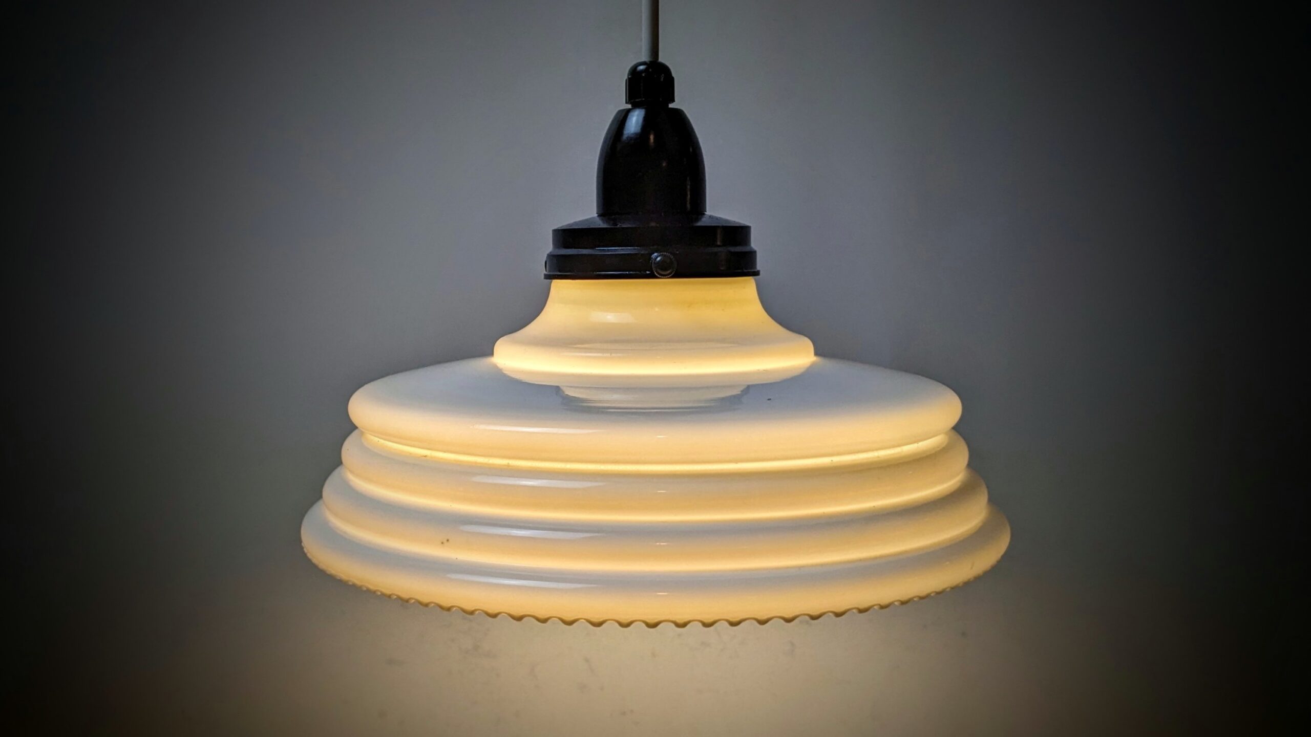 Charmerende og sjælden antik opaline glas lampe med bakelit ophæng og ny ledning. Ø23. - Billede 3