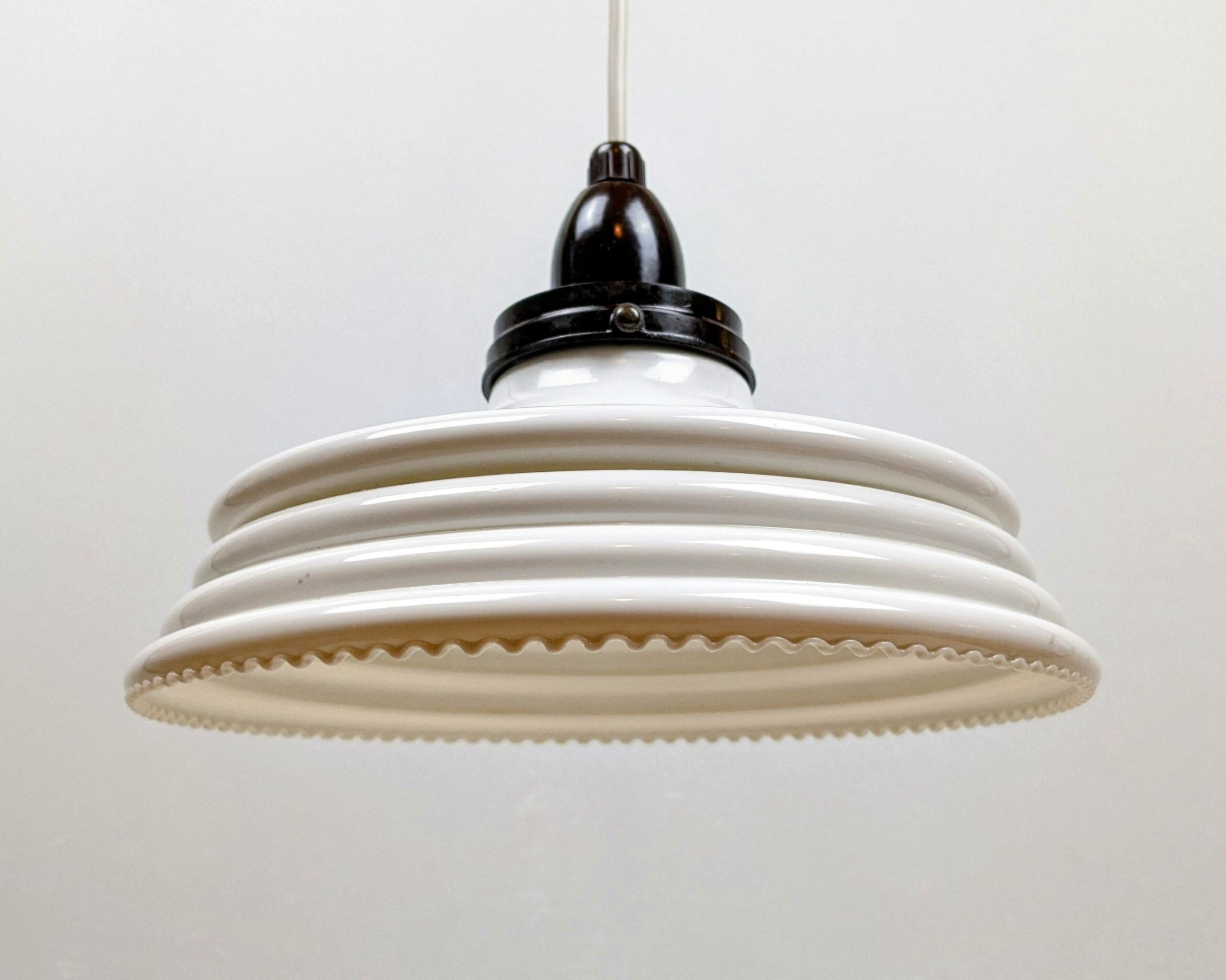 Charmerende og sjælden antik opaline glas lampe med bakelit ophæng og ny ledning. Ø23. - Billede 2