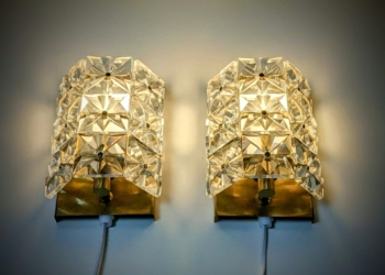 Sæt med 2 restaurerede krystal væglamper. Danish design. Vitrika 1960. Nyt el. Læs mere.