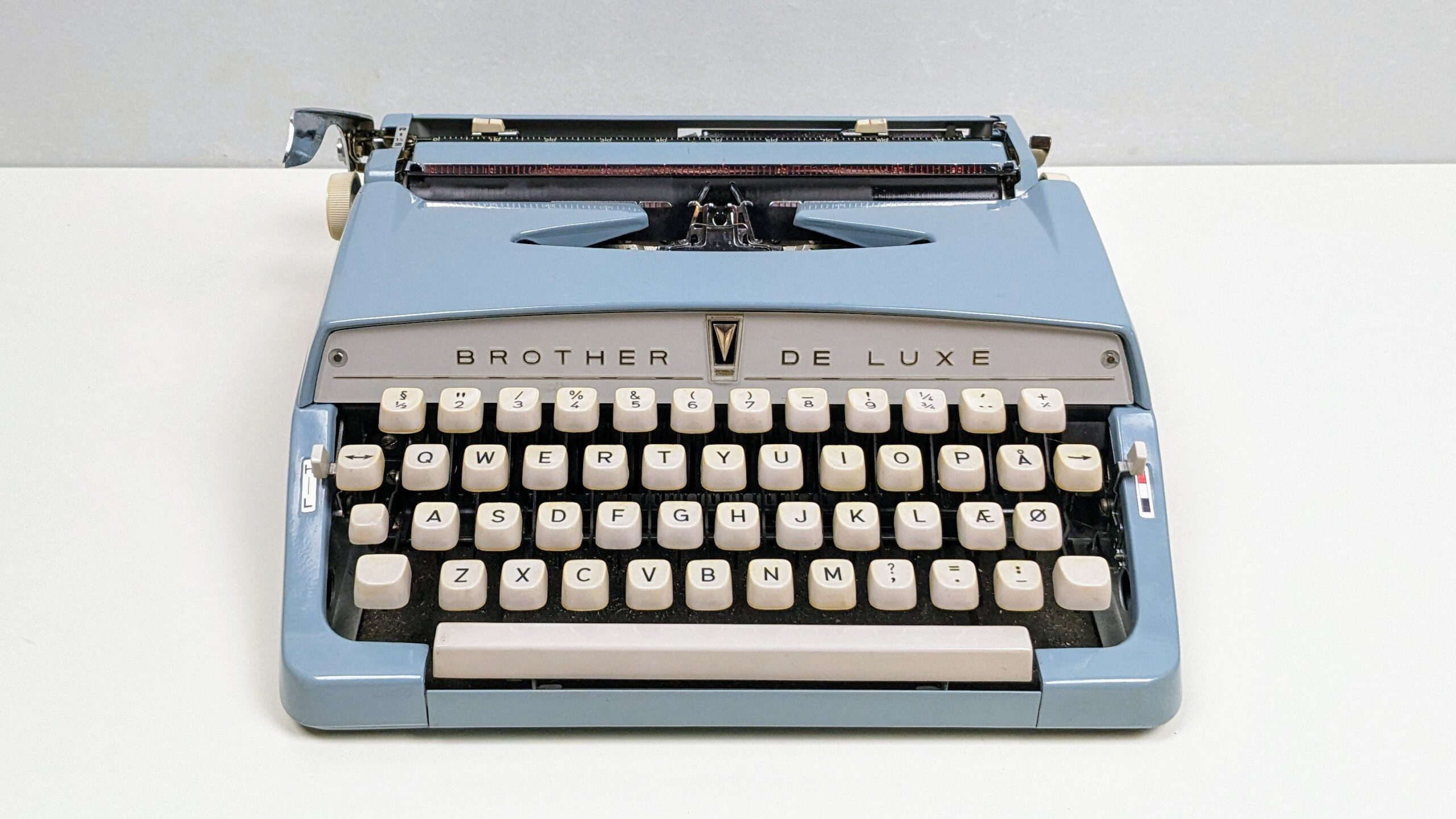 Smuk vintage skrivemaskine fra 1966. Renset og serviceret. Lys blå Brother de luxe. – Retro furniture