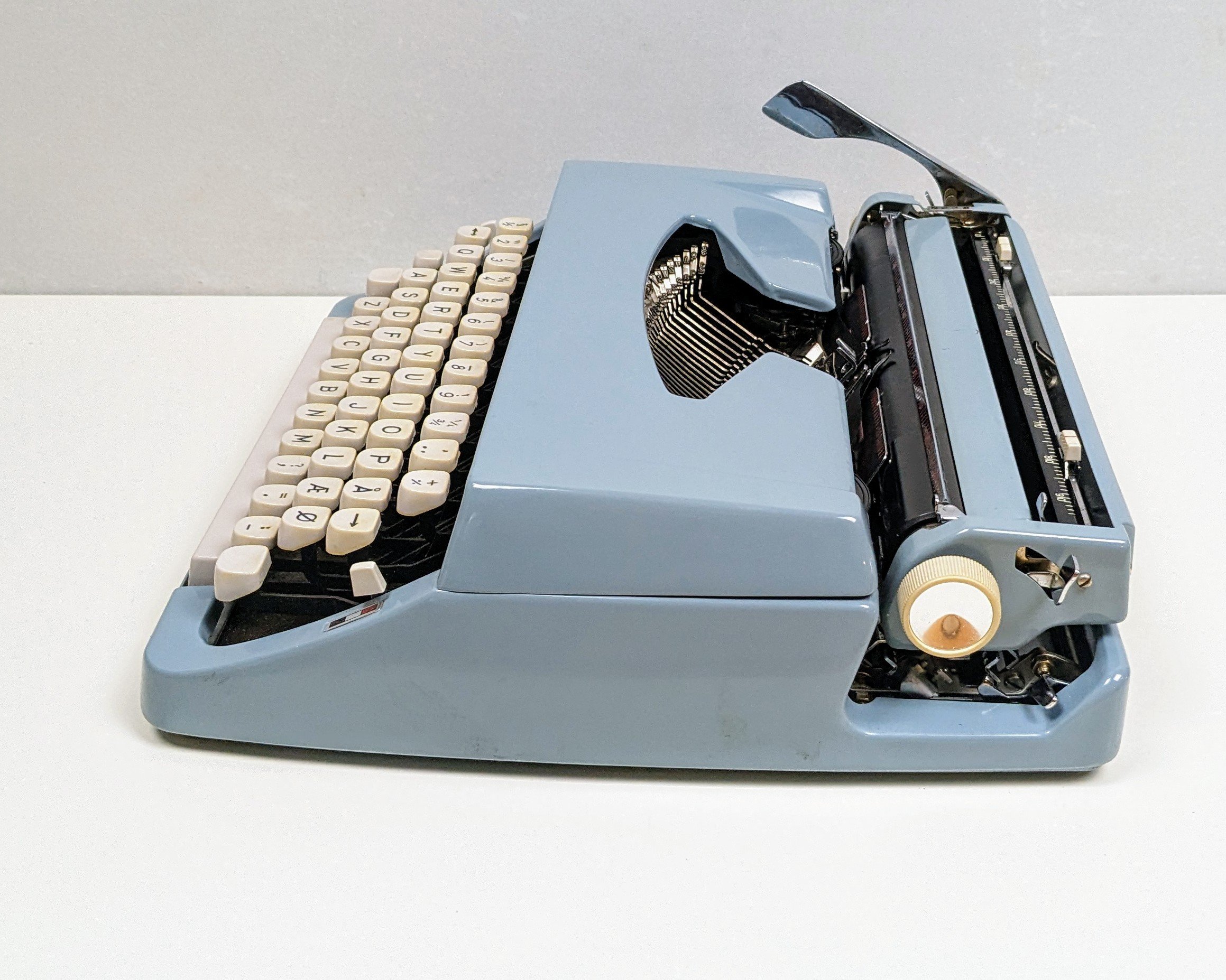 Smuk vintage skrivemaskine fra 1966. Renset og serviceret. Lys blå Brother de luxe. – produktbillede 3 – Retro furniture