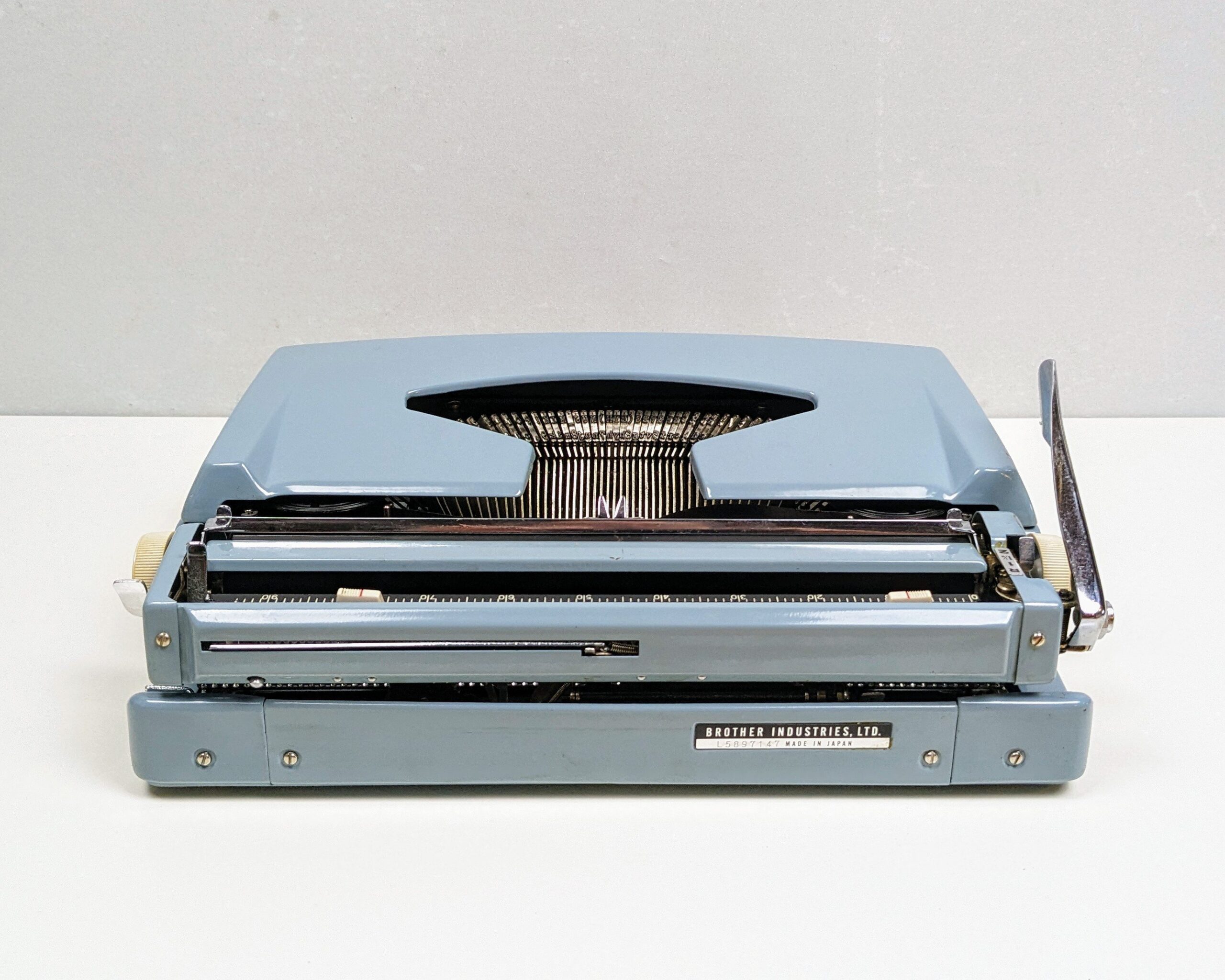 Smuk vintage skrivemaskine fra 1966. Renset og serviceret. Lys blå Brother de luxe. – produktbillede 2 – Retro furniture