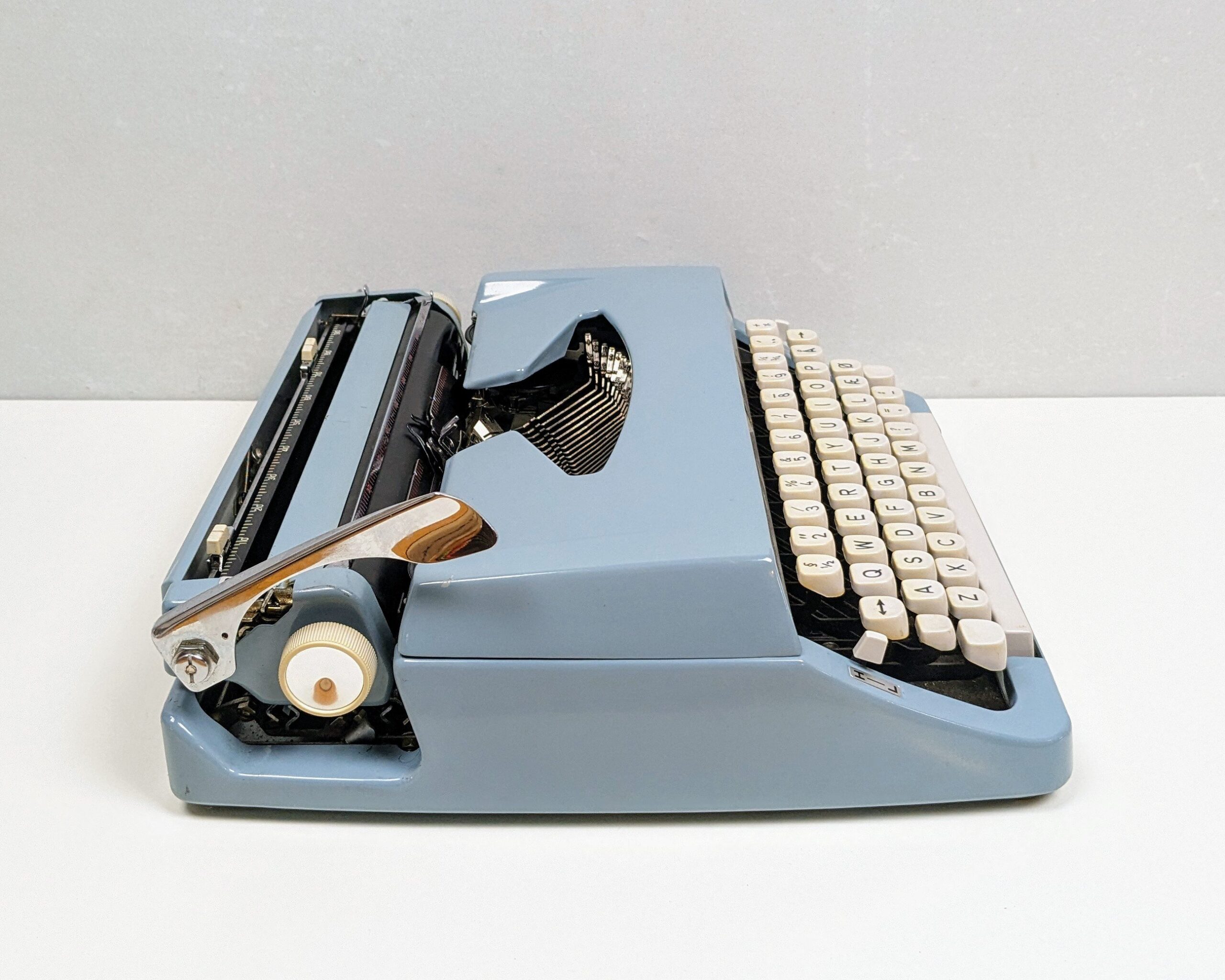 Smuk vintage skrivemaskine fra 1966. Renset og serviceret. Lys blå Brother de luxe. – produktbillede 1 – Retro furniture