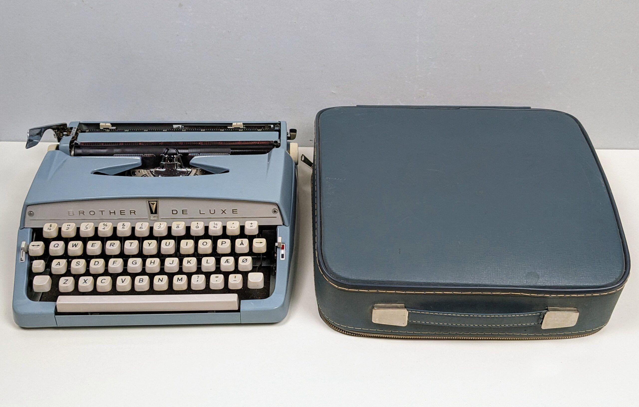 Smuk vintage skrivemaskine fra 1966. Renset og serviceret. Lys blå Brother de luxe. – produktbillede 4 – Retro furniture