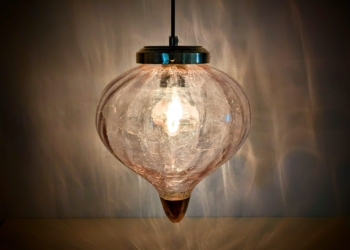 Dekorativ unika lampe i krakeleret glas med lyserødt skær. Alt udover glas er nyt. Ø23