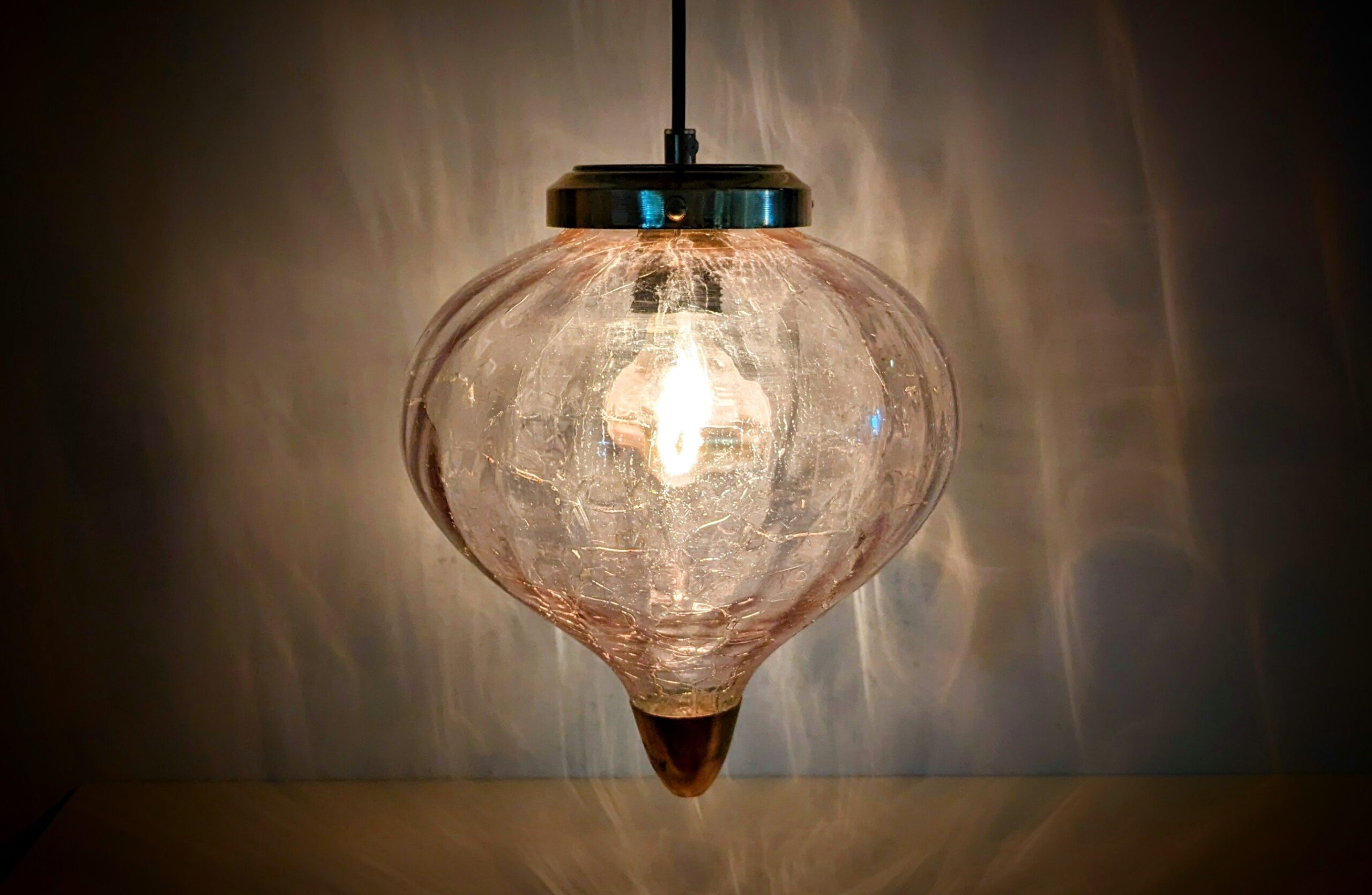 Dekorativ unika lampe i krakeleret glas med lyserødt skær. Alt udover glas er nyt. Ø23