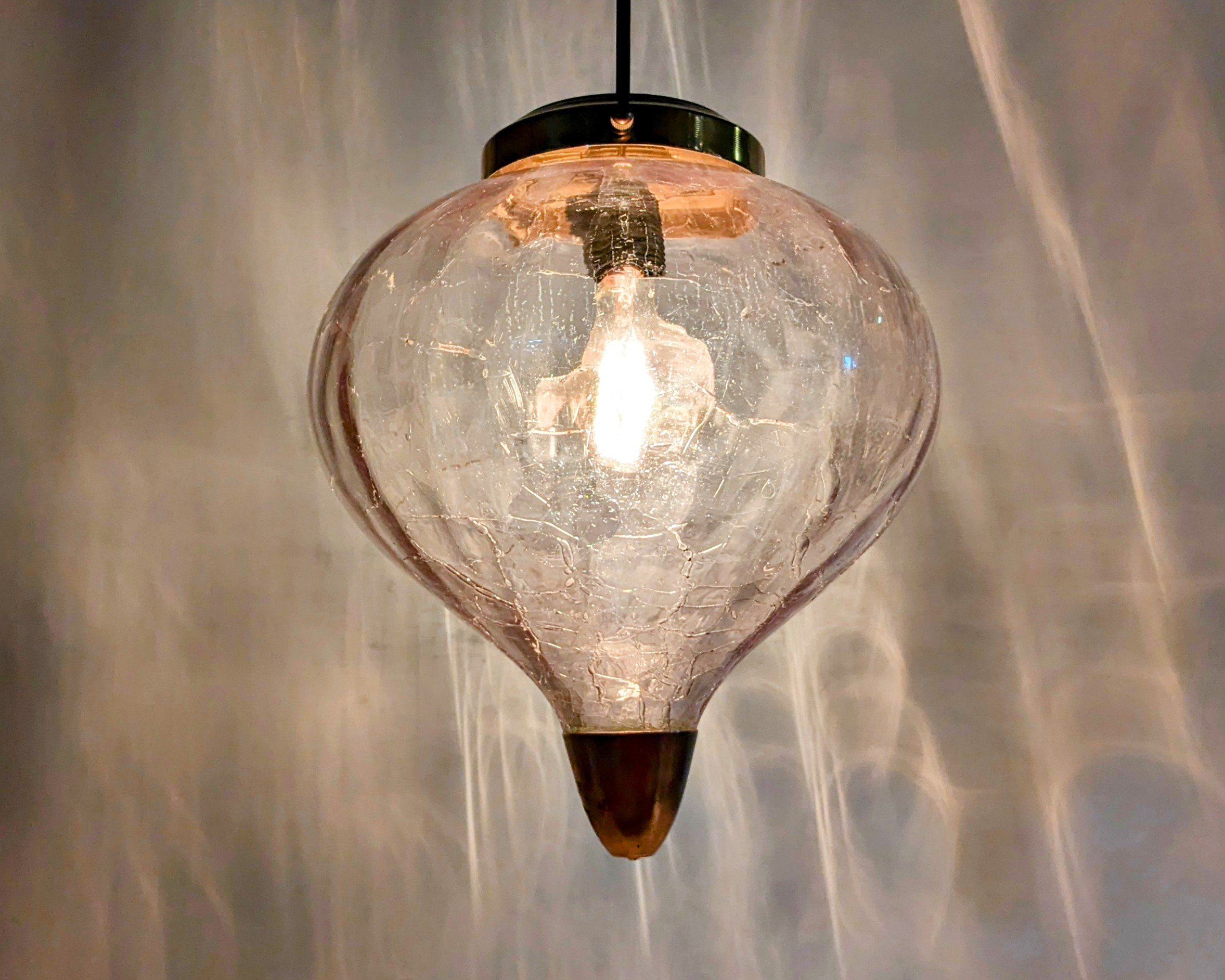 Dekorativ unika lampe i krakeleret glas med lyserødt skær. Alt udover glas er nyt. Ø23 - Billede 3