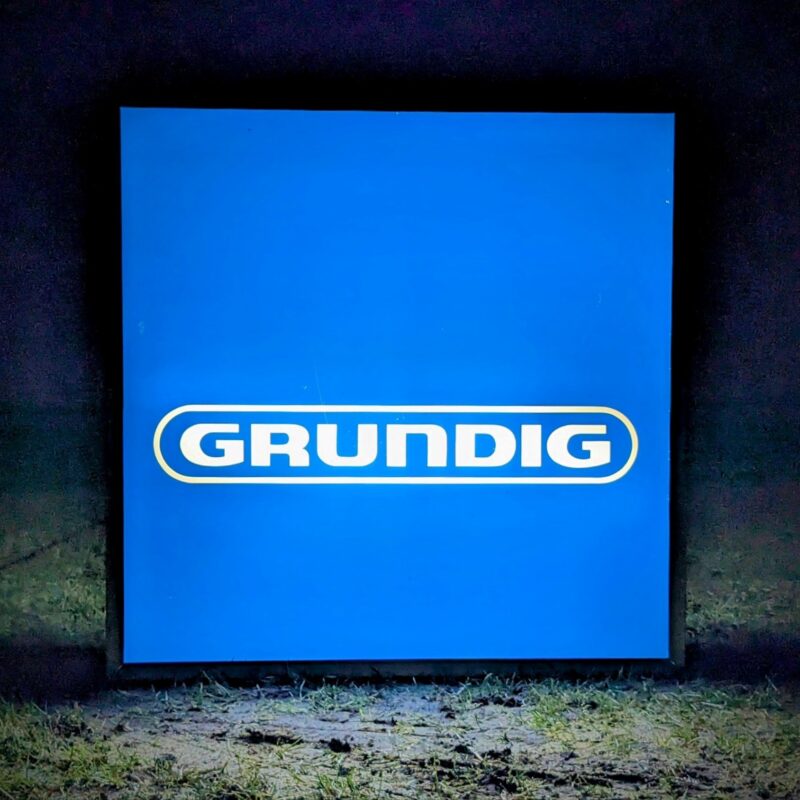Stort originalt dobbelt Grundig lysskilt fra 1990. 80x80. Pickup only. Unik