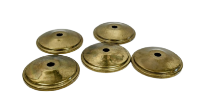 Endeplade messing med 8,4 mm Center hul. Diameter 64 mm. Lysekrone afslutning.