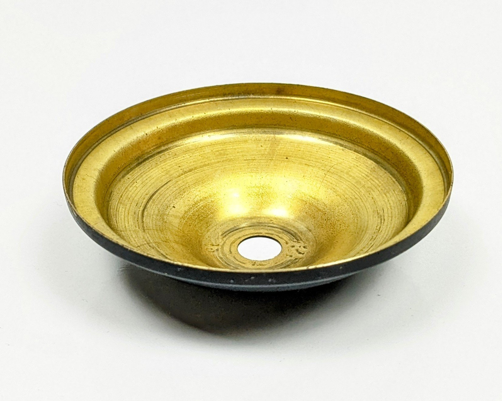 Messing top. 1960. Ubrugte. Sort mat lakeret, lampetop eller lamper bund. Ø82