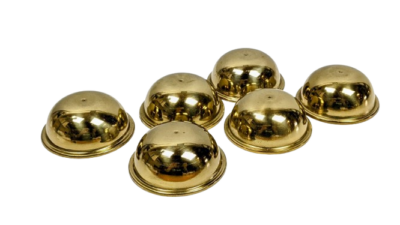 Endeplade lysekrone i messing med indvendigt M10 gevind. Ø68 mm. Ubrugte fra 1960.