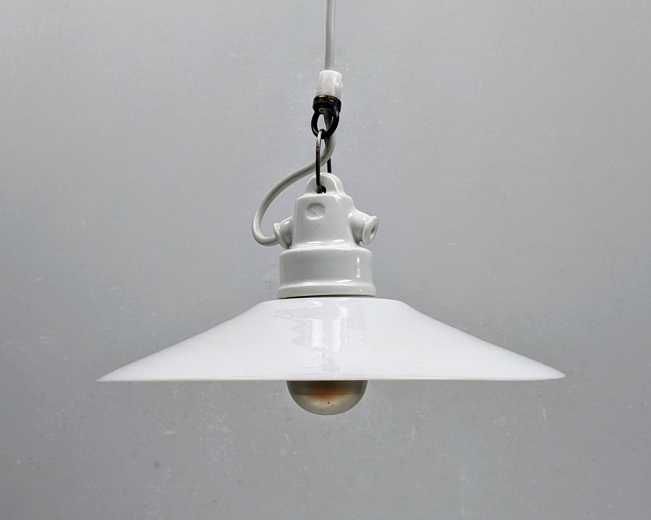 Antik Holmegaard opalglas skomager pendel 1940. Porcelæn ophæng og fatning. Ø25,5. Ny ledning. - Billede 3