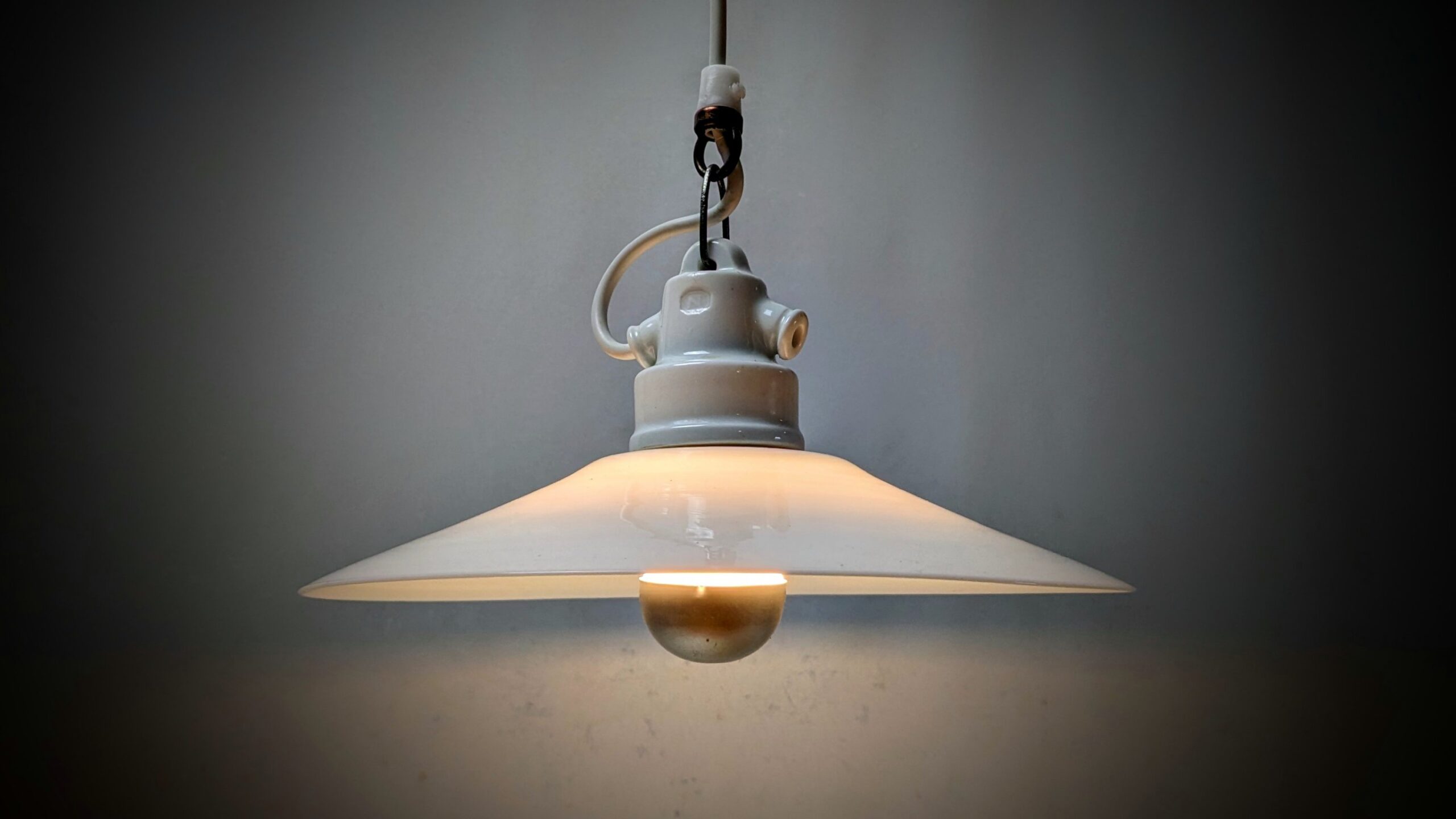 Antik Holmegaard opalglas skomager pendel 1940. Porcelæn ophæng og fatning. Ø25,5. Ny ledning.