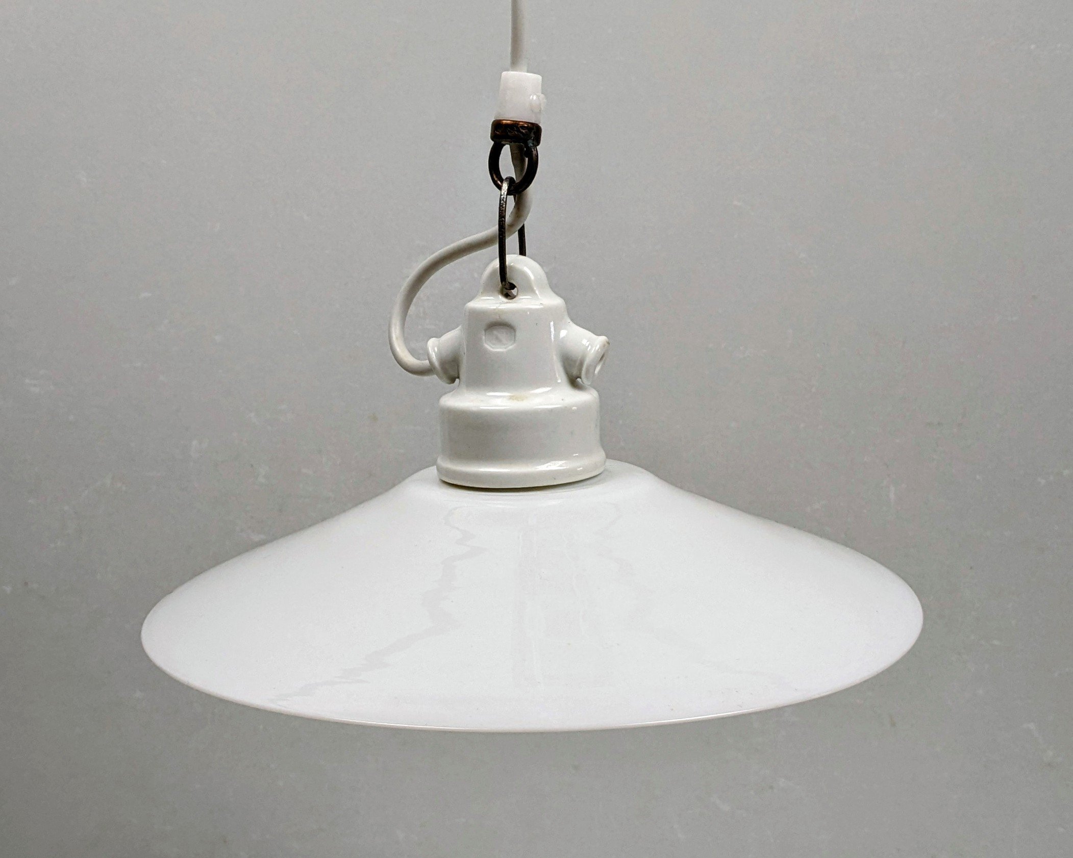 Antik Holmegaard opalglas skomager pendel 1940. Porcelæn ophæng og fatning. Ø25,5. Ny ledning. - Billede 2