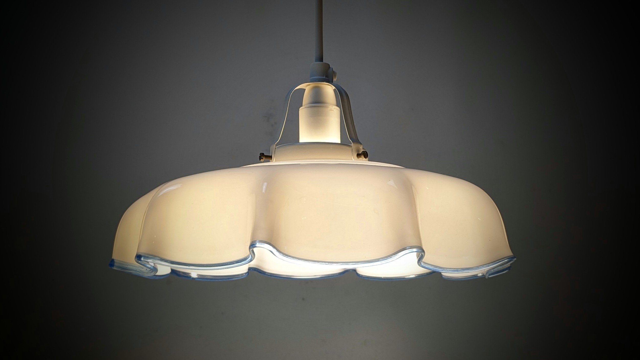 Charmerende svensk opalglas køkken lampe fra 1950. Restored. Nyt el. Ø26.