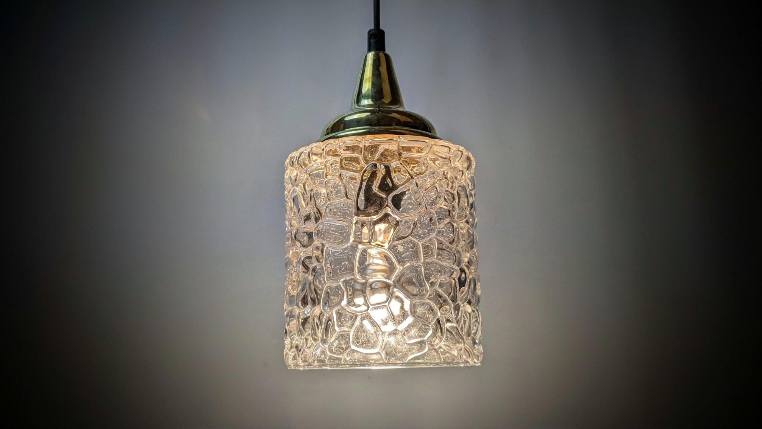 Vintage glas pendel. Nyt el. og nyt ophæng. Messing og klart glas. 1,2 kilo glas.Ø16