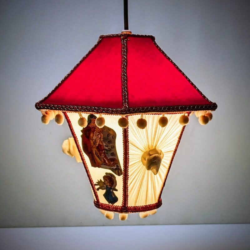 Antik jule lampe. Rød fløjl skærm. Delvist nyt el. Ø26