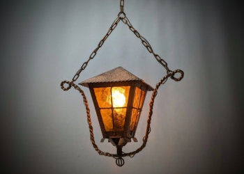Romantisk lysthus lampe i kobber og rav farver glas. Læs mere.